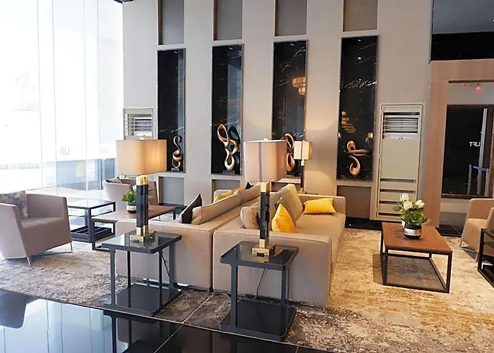 Отель Homey 1 Bedroom Unit At Air Residences 4*